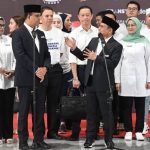 Calon presiden dan calon wakil presiden nomor urut 1, Anies Baswedan (kiri) dan Muhaimin Iskandar (kanan) memberikan keterangan pers usai debat calon wakil presiden Pemilu 2024 di JCC, Jakarta